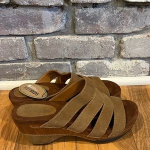 Womens sandal size 9 never used